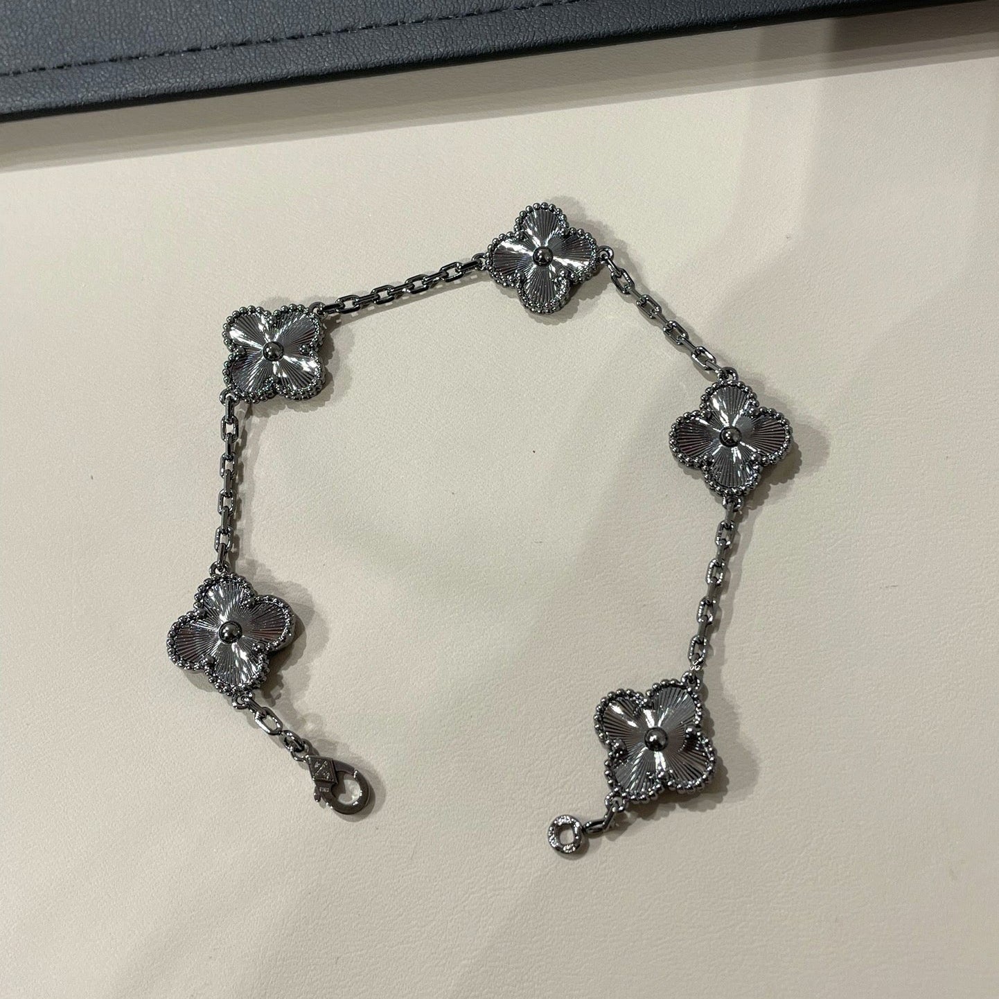 [AURORA]CLOVER 5 MOTIF BLACK BRACELET