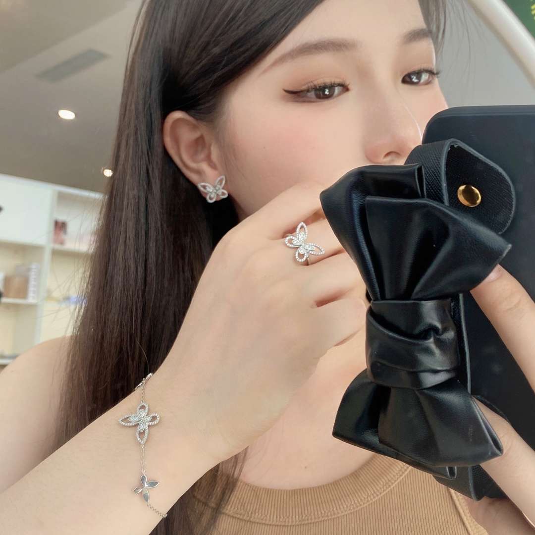 [AURORA]Delicate Butterfly Pendant Bracelet