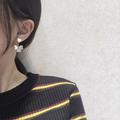[AURORA]CLOVER SWEET WHITE MOP EARRINGS