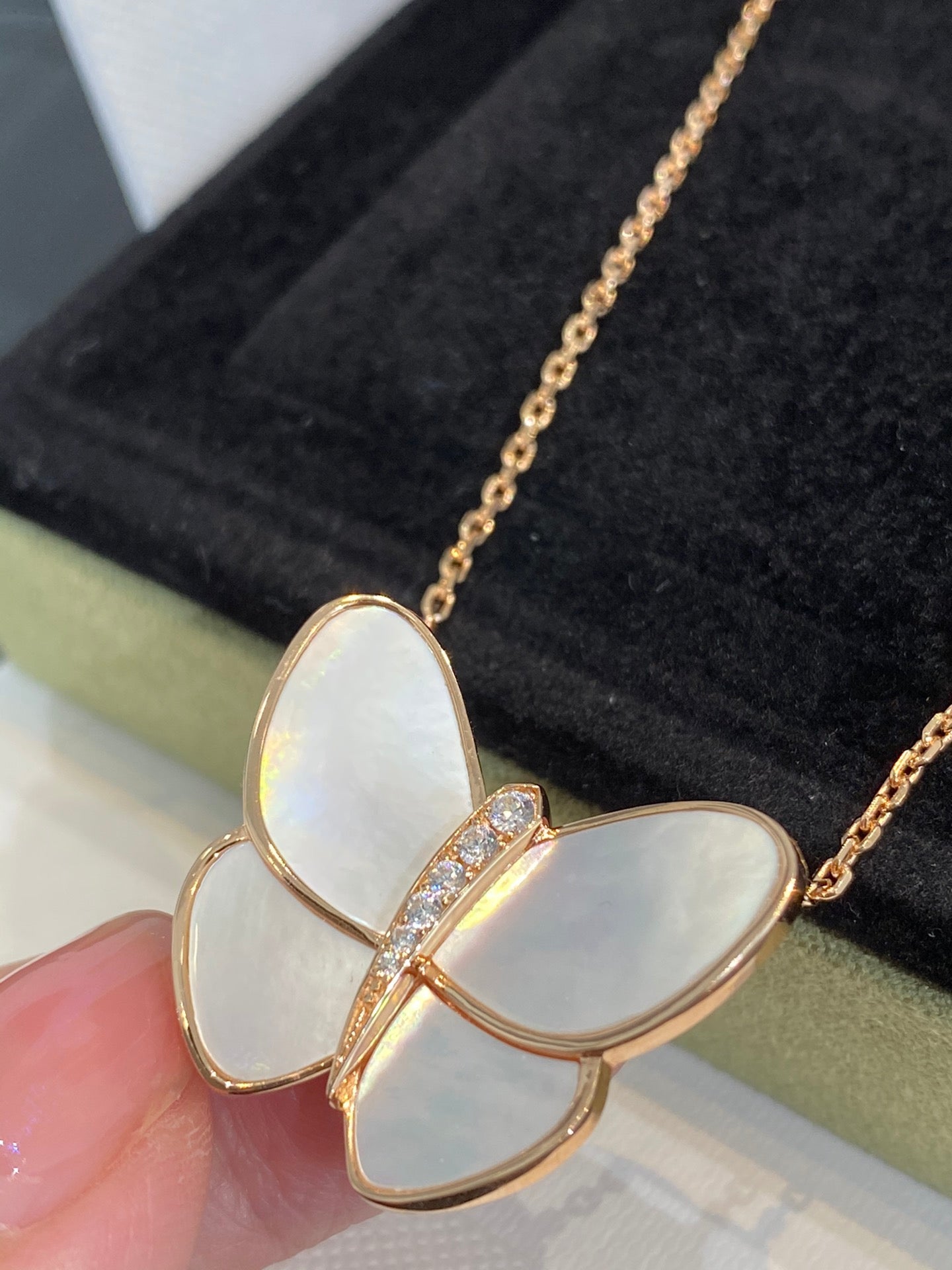 [basloveJW] SCHMETTERLINGS-HALSKETTE AUS GOLD MIT DIAMANTEN