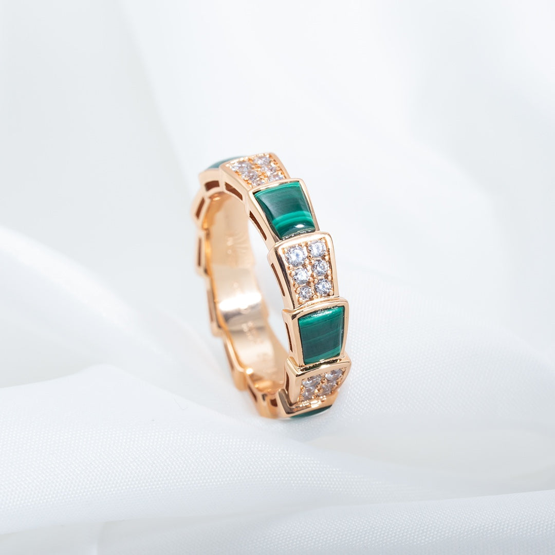 [AURORA]SERPENTI-RING ROSA GOLD MIT MALACHIT-DIAMANT GEPFLASTERT 4 MM