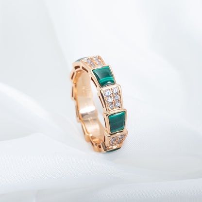 [AURORA]SERPENTI-RING ROSA GOLD MIT MALACHIT-DIAMANT GEPFLASTERT 4 MM