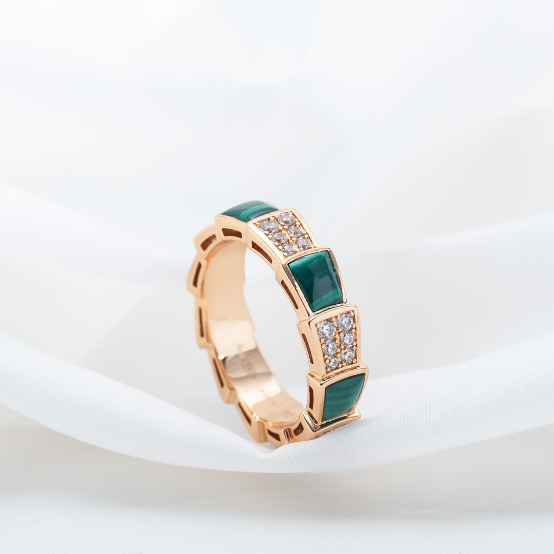 [AURORA]SERPENTI-RING ROSA GOLD MIT MALACHIT-DIAMANT GEPFLASTERT 4 MM