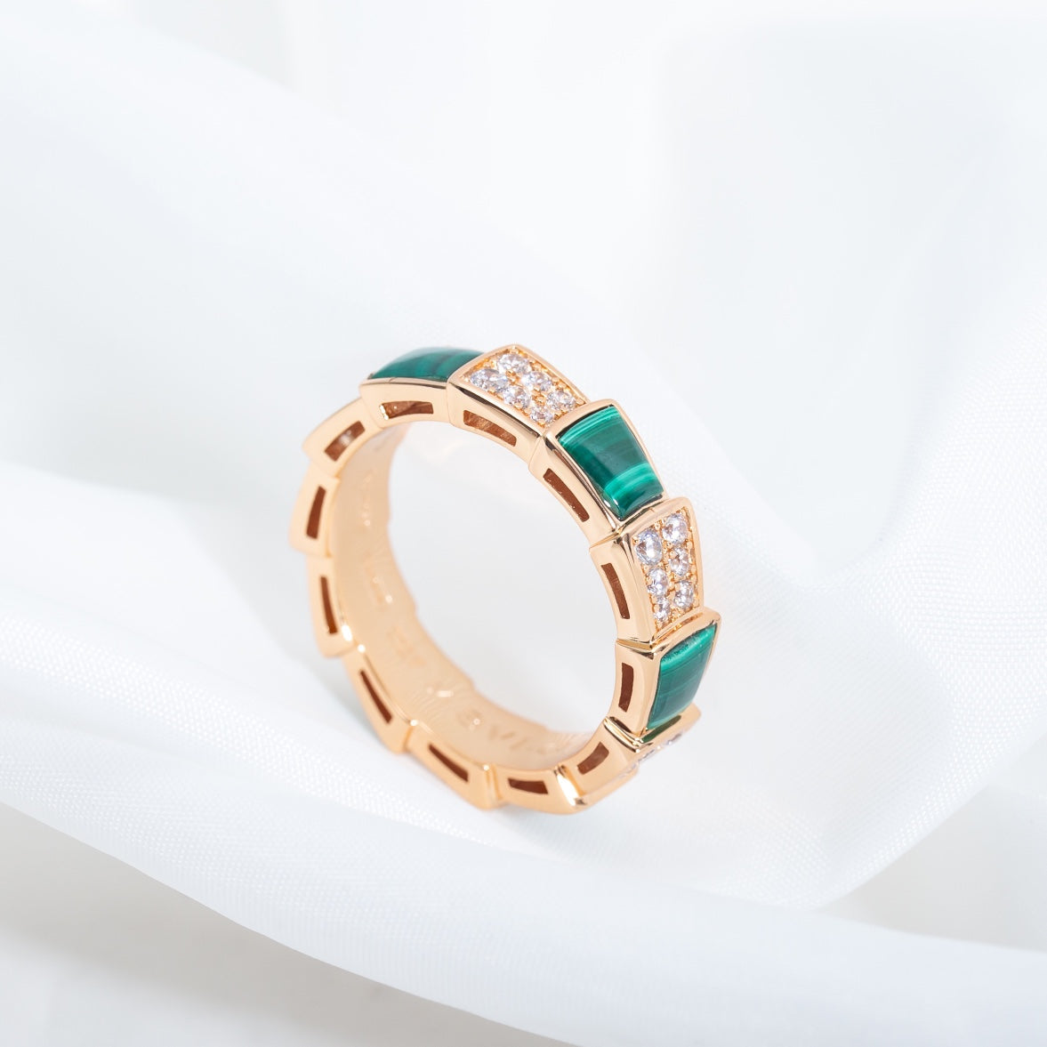 [AURORA]SERPENTI-RING ROSA GOLD MIT MALACHIT-DIAMANT GEPFLASTERT 4 MM