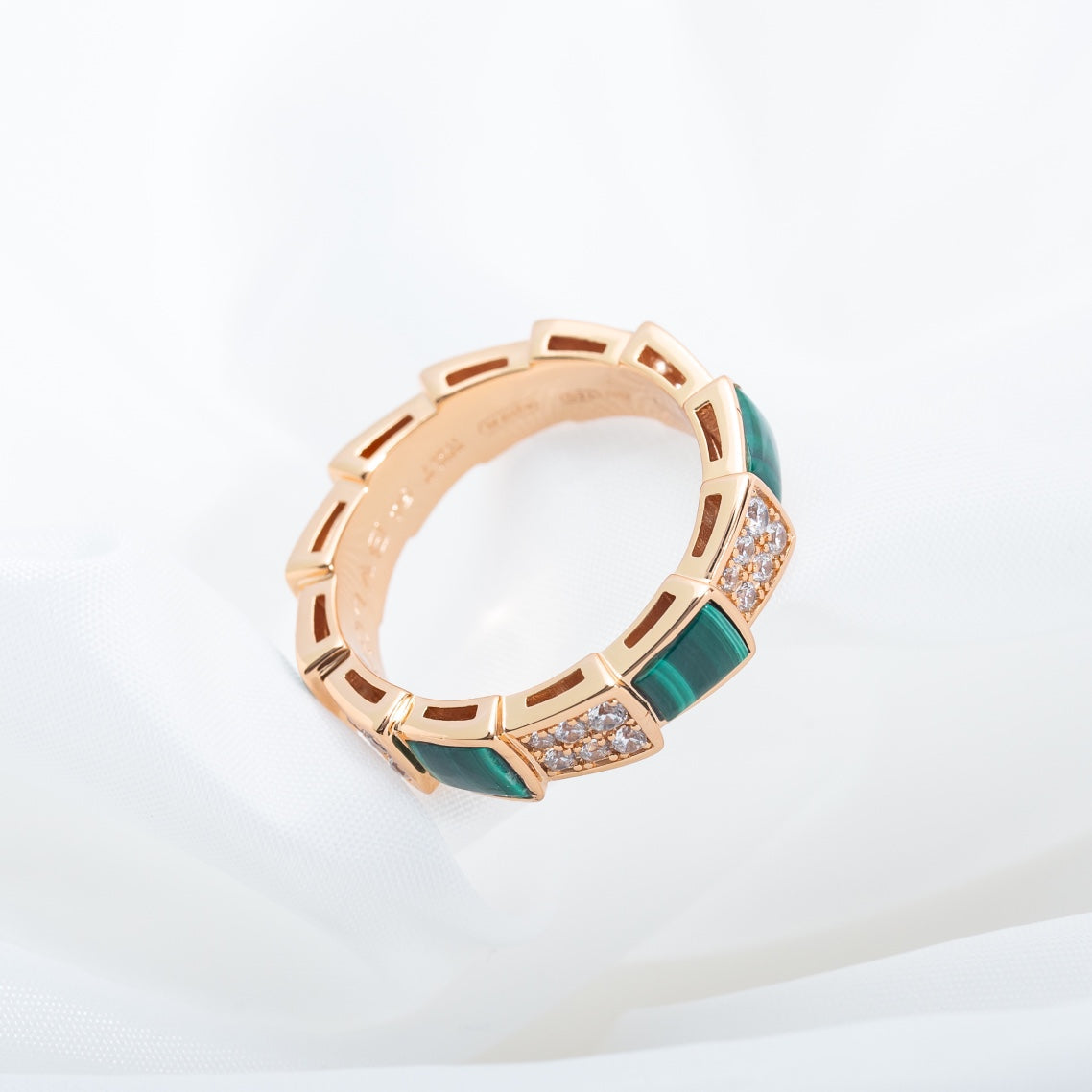 [AURORA]SERPENTI-RING ROSA GOLD MIT MALACHIT-DIAMANT GEPFLASTERT 4 MM
