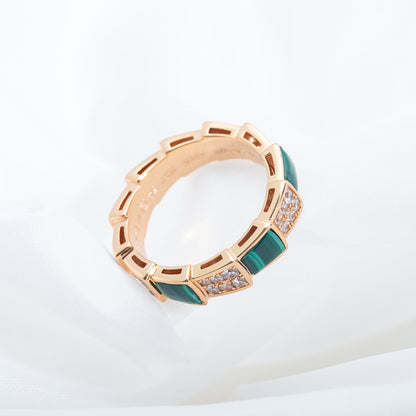 [AURORA]SERPENTI-RING ROSA GOLD MIT MALACHIT-DIAMANT GEPFLASTERT 4 MM