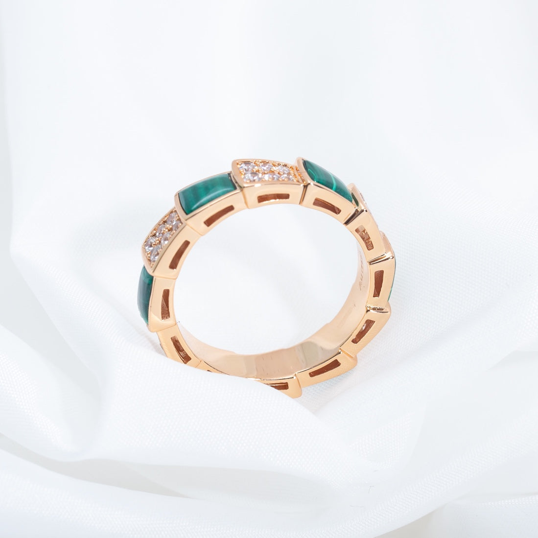 [AURORA]SERPENTI-RING ROSA GOLD MIT MALACHIT-DIAMANT GEPFLASTERT 4 MM