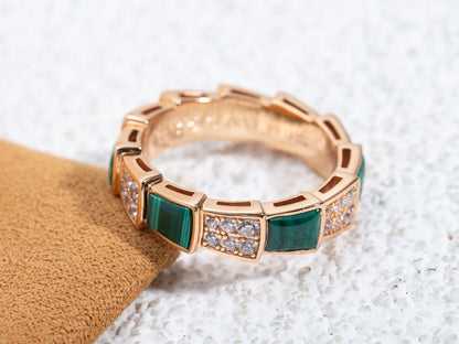 [AURORA]SERPENTI-RING ROSA GOLD MIT MALACHIT-DIAMANT GEPFLASTERT 4 MM
