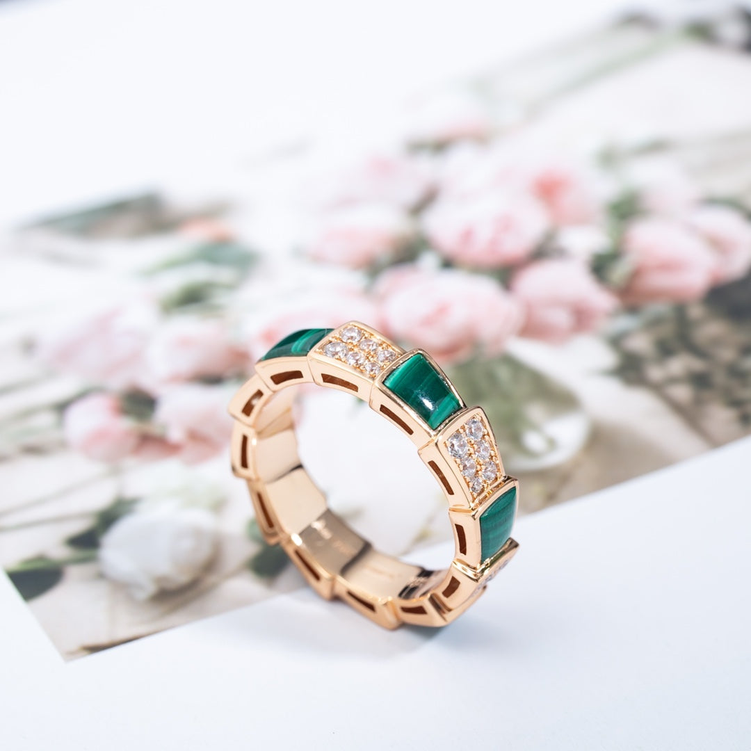 [AURORA]SERPENTI-RING ROSA GOLD MIT MALACHIT-DIAMANT GEPFLASTERT 4 MM