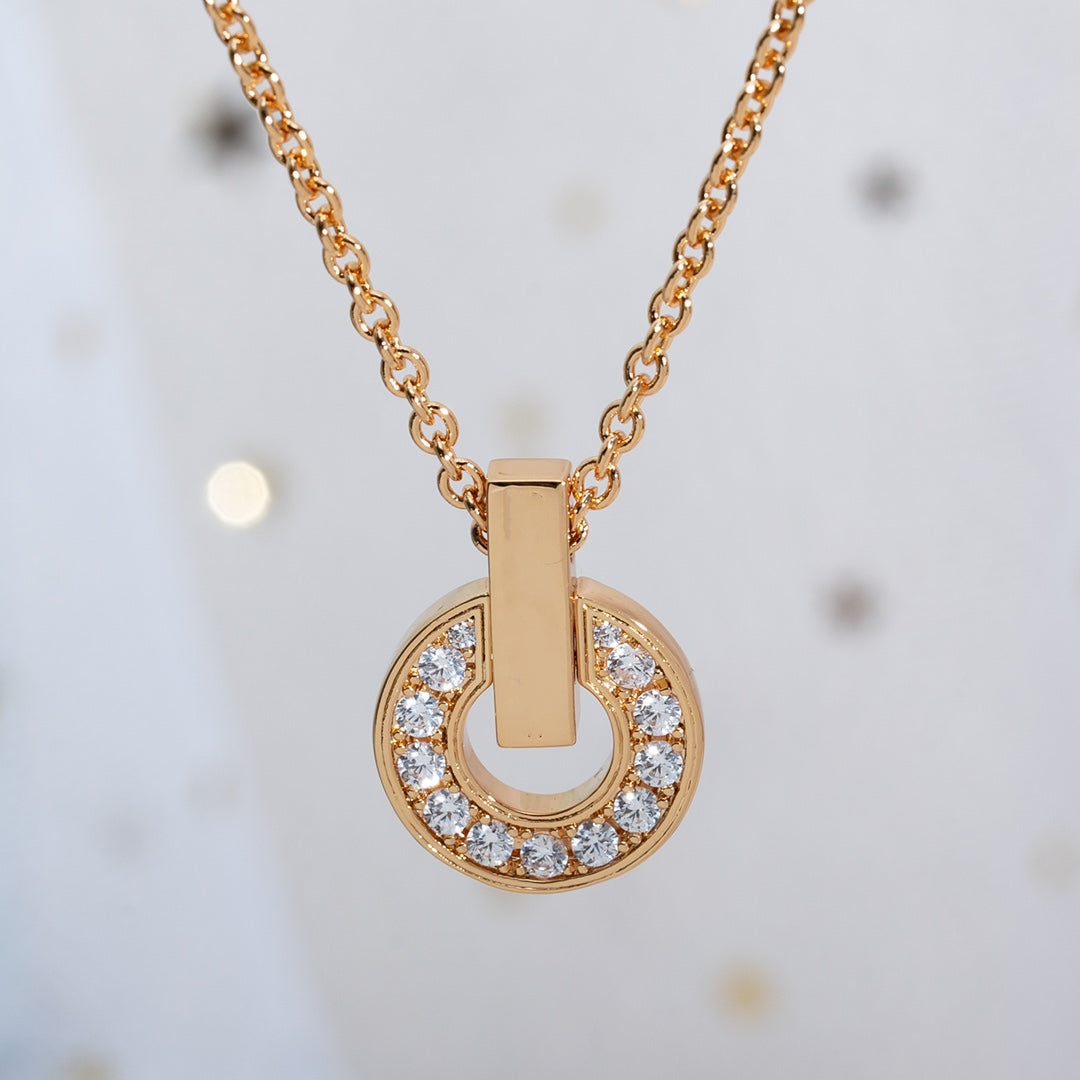 [AURORA]GARI HALSKETTE ROTGOLD DIAMANT