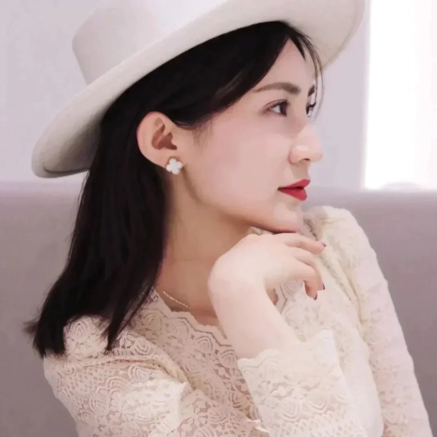 [AURORA]CLOVER MEDIUM 1 MOTIFS  WHITE MOP STUD EARRINGS