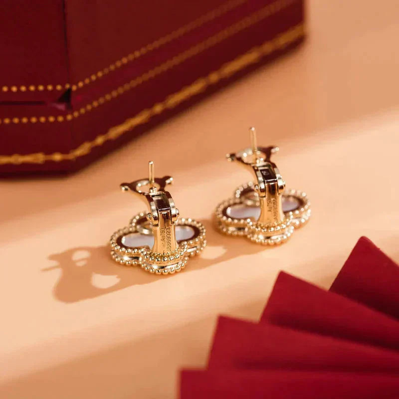 [AURORA]CLOVER MEDIUM 1 MOTIFS  WHITE MOP STUD EARRINGS