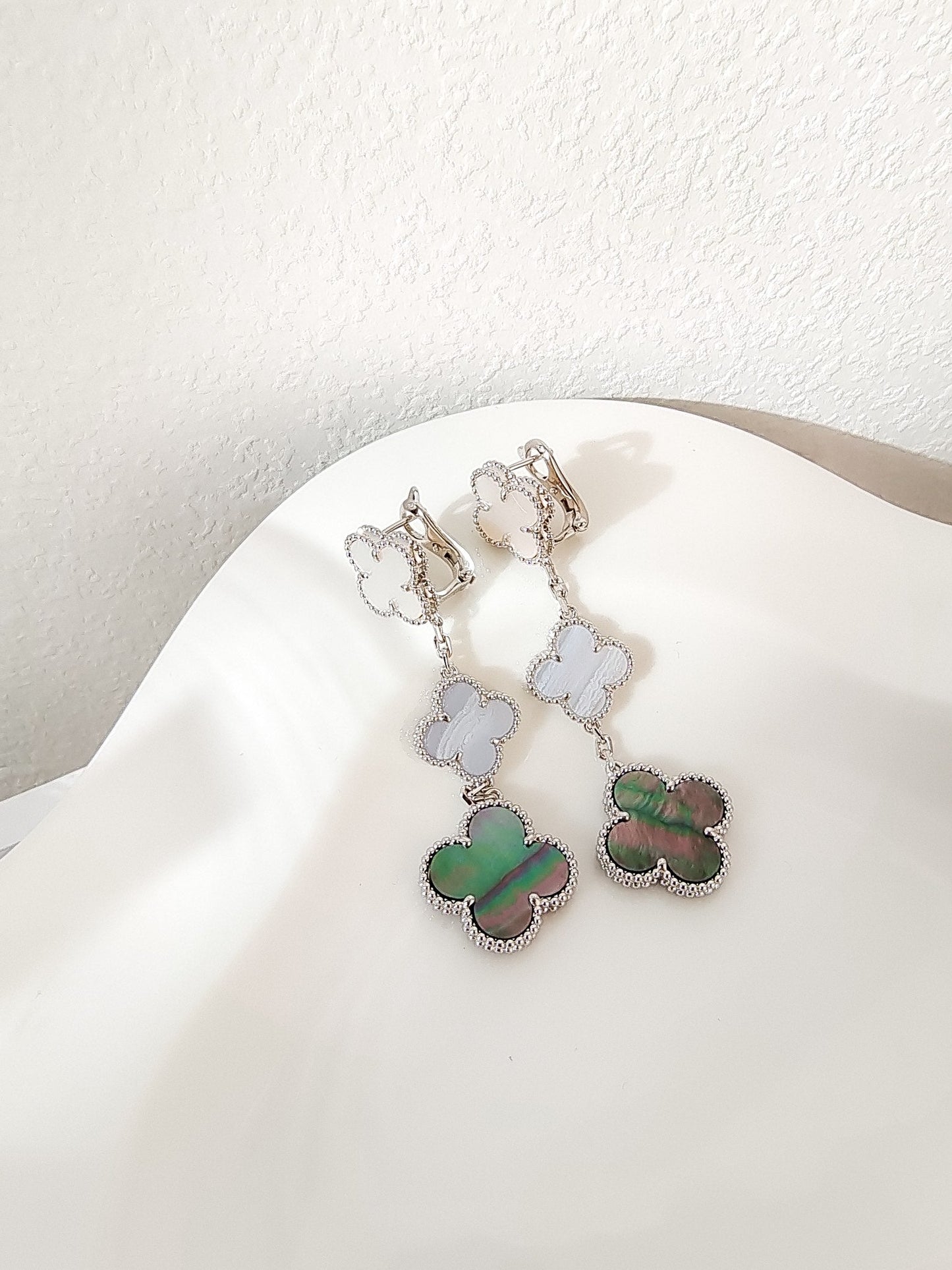 [basloveJW]CLOVER 3 MOTIVE CHALCEDON DUNKEL MOP SILBER OHRRINGE