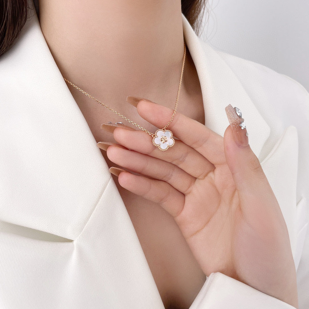 [AURORA]LUCKY  WHITE MOP  PLUM BLOSSOM NECKLACE