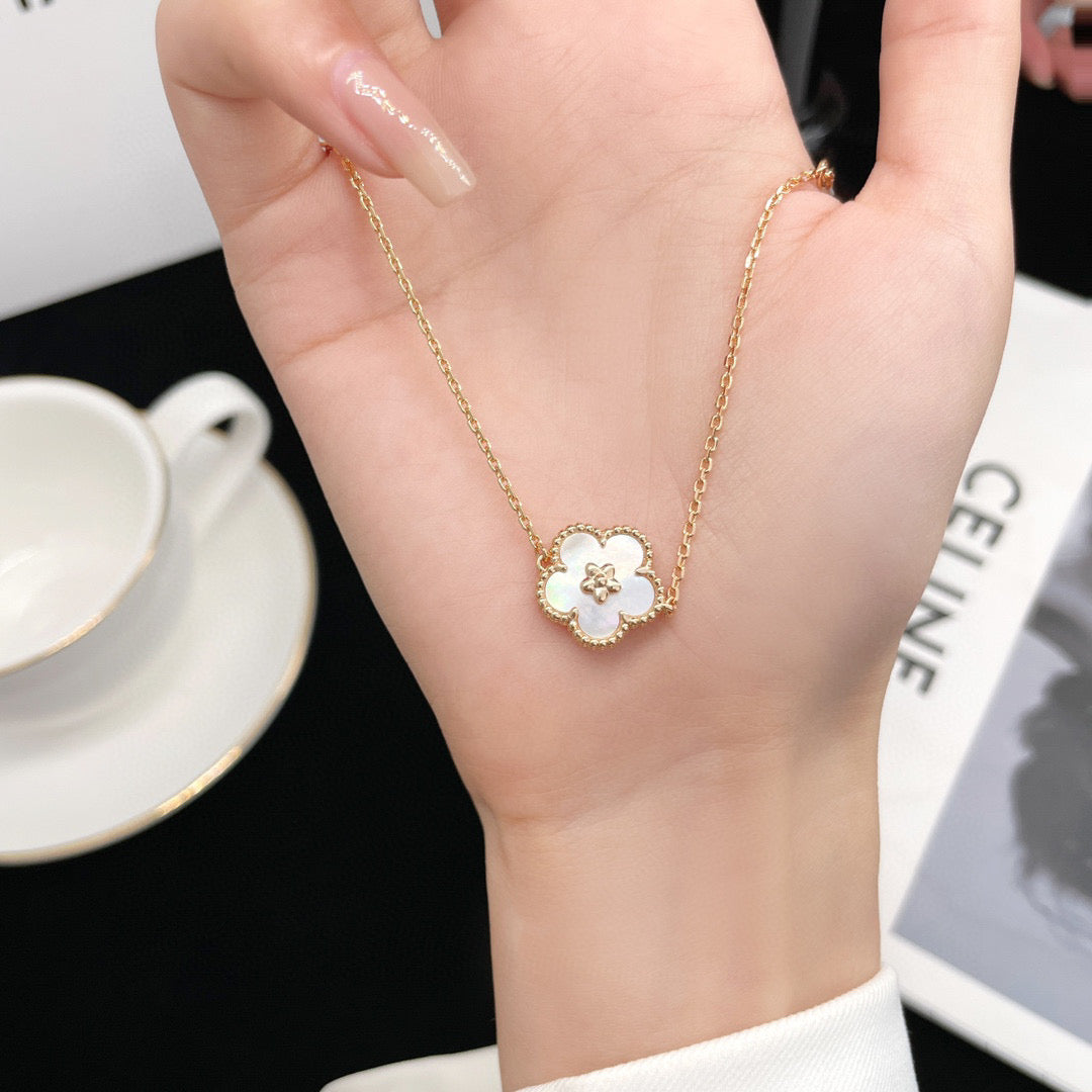 [AURORA]LUCKY  WHITE MOP  PLUM BLOSSOM NECKLACE
