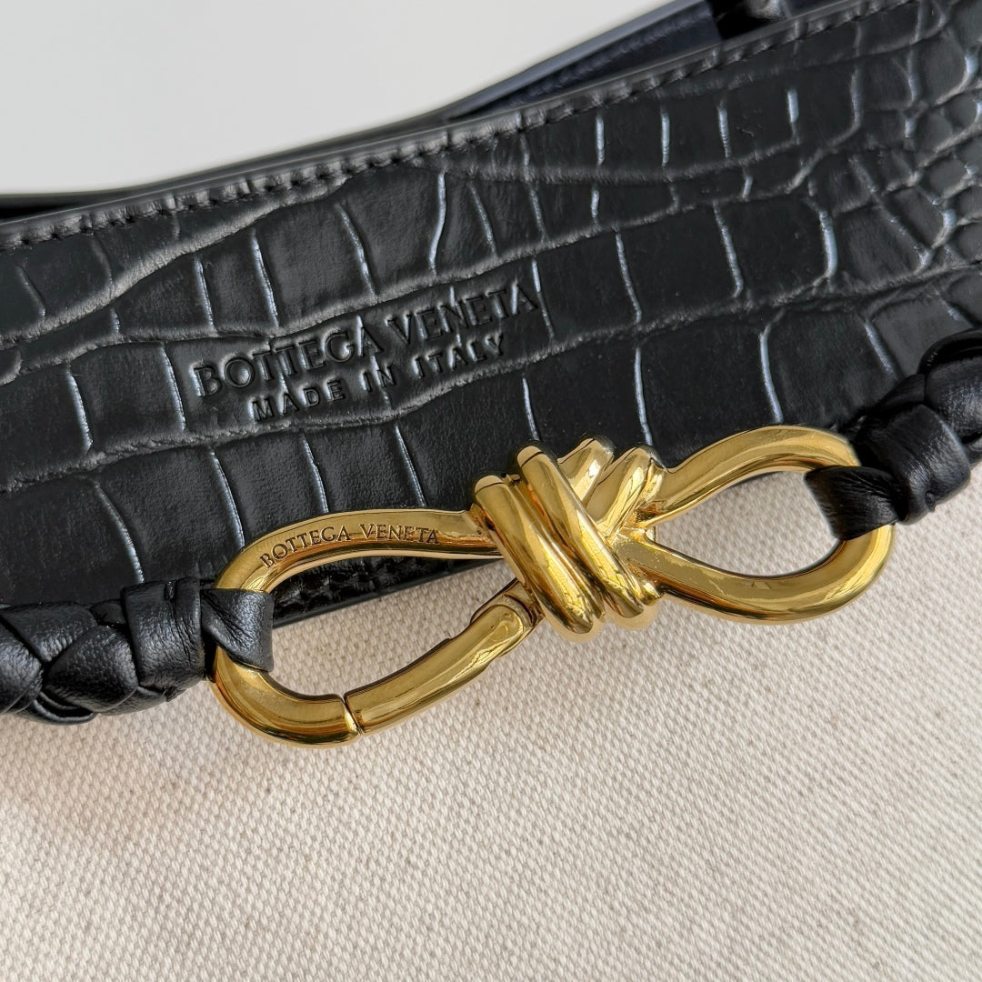 BOTTEGA VENETA 25S MEDIUM ANDIAMO 32 IN IVORY BLACK CALFSKIN AND CANVAS