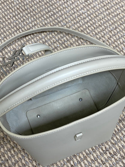 LE 37 SMALL BUCKET BAG 20 IN WHITE CALFSKIN SILVER HARDWARE