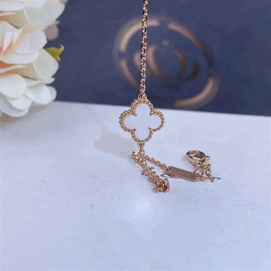 [AURORA]CLOVER WHITE MOP SINGLE FLOWER BRACELET